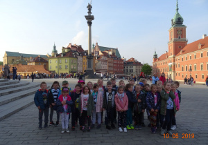 Dzieci pozują do wspólnego zdjęcia na Starym Mieście w Warszawie.